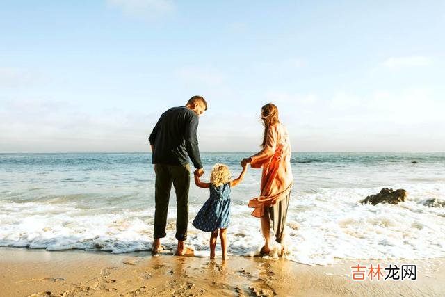电影《甲方乙方》中 对于夫妻异地的家庭来讲，孩子往往过得也不容易