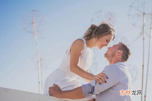 首先有两个问题很想问出来：在金钱面前 婚姻里，女人最需要的是什么，答案其实真的很简单