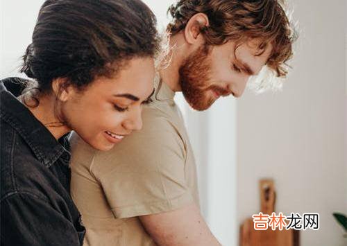 01钱钟书在《围城》里说：“可见结婚无需太伟大的爱情 结婚最好的爱情，千万不要忽视这一点，可以改变婚姻的本质