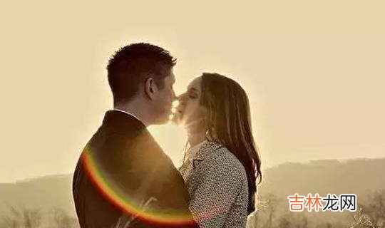 想看一个男生对你是不是有意思 男生对你有好感的暗示,聊天态度看出他喜欢你