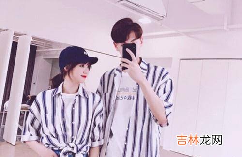 “只愿君心似我心 女人有这样不安的表现，说明她很喜欢你