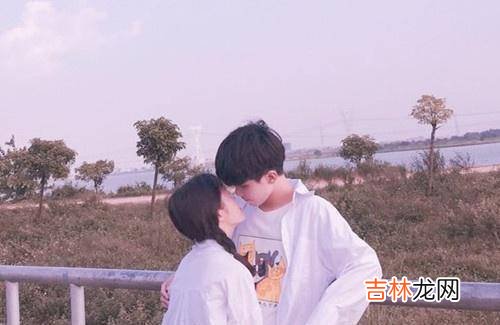 “只愿君心似我心 女人有这样不安的表现，说明她很喜欢你