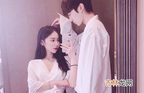 “只愿君心似我心 女人有这样不安的表现，说明她很喜欢你