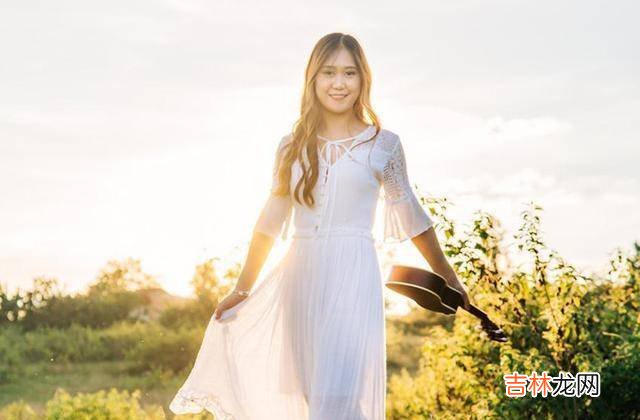 01在婚姻里面最重要的是什么呢?这个问题从来都没有一个标准的答案 10年恋爱的女朋友求婚,女友犹豫了好一会儿