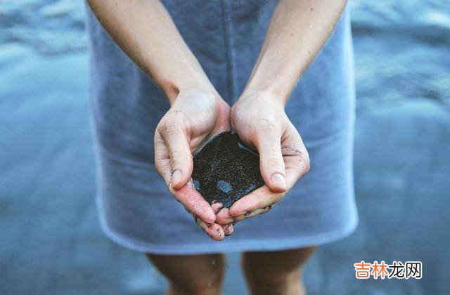 01在婚姻里面最重要的是什么呢?这个问题从来都没有一个标准的答案 10年恋爱的女朋友求婚,女友犹豫了好一会儿