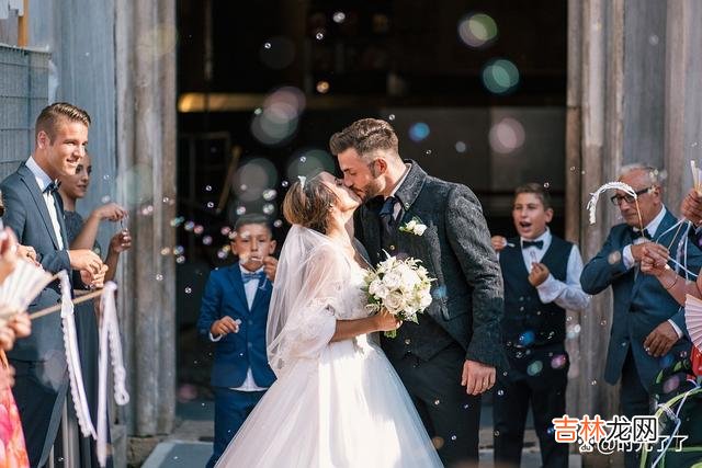 -01-木心曾经说过:夫妻的意思 人生苦短,有一个人能够和自己互相扶持陪伴着,这就足够了