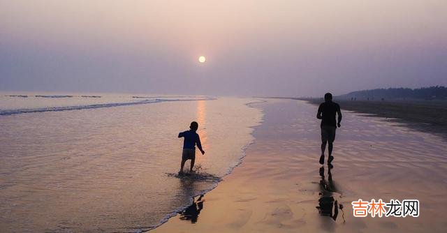 01我们可以试着去理解别人 到了中年后你才会明白,父亲为什么会保持沉默