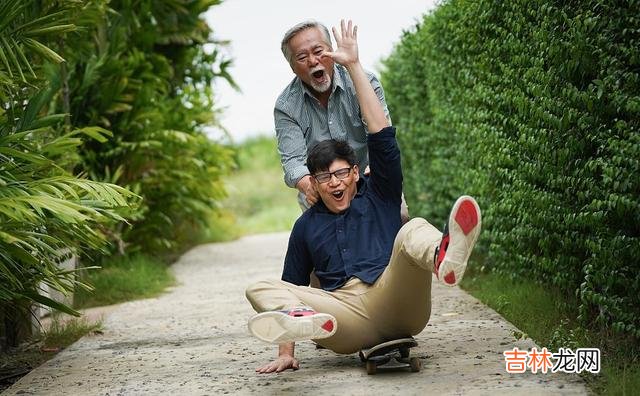 01我们可以试着去理解别人 到了中年后你才会明白,父亲为什么会保持沉默