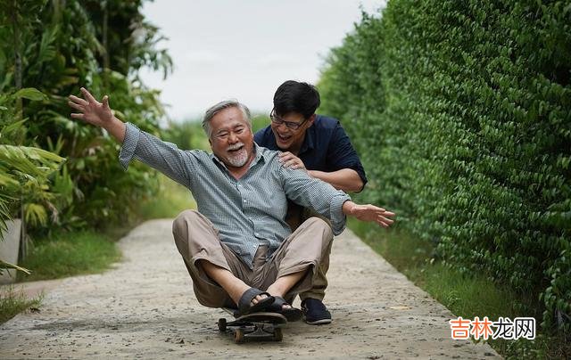 01我们可以试着去理解别人 到了中年后你才会明白,父亲为什么会保持沉默