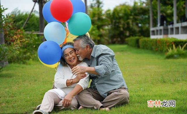 01我们可以试着去理解别人 到了中年后你才会明白,父亲为什么会保持沉默