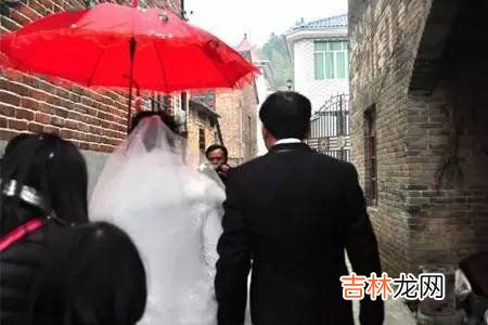 客家妹出嫁为什么要撑红伞？