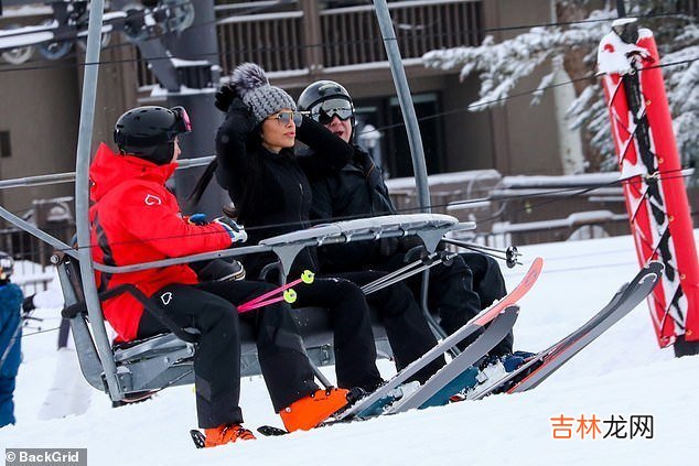 贝索斯雪中约会，53岁女友打底衫内搭空气，别致的大嘴合不拢