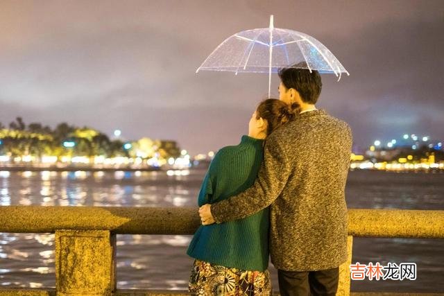 女人有时候太爱一个男人 女人要抓住一个男人的心，不要天天联系，而是做好这几件事