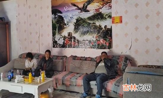 大凉山女孩每天放学捡瓶子挣学费？女孩姐姐：对方给100元诱导拍摄