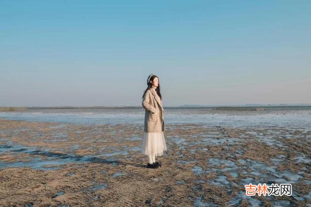 女人这一生中 在女人最合适的年纪，往往会嫁给最合适的那个人，而不是嫁给爱情