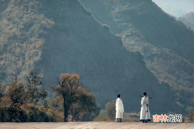女人这一生中 在女人最合适的年纪，往往会嫁给最合适的那个人，而不是嫁给爱情