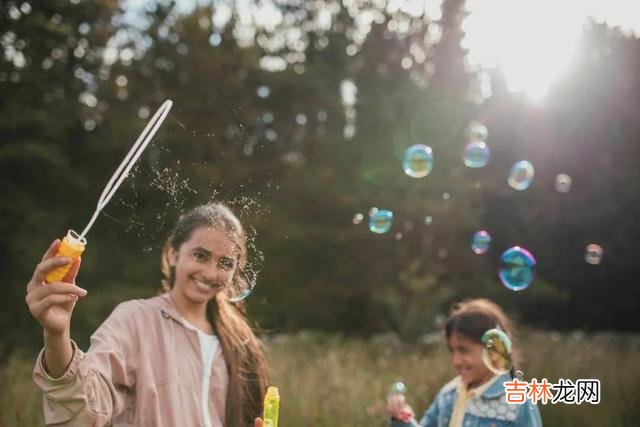 1.|深情人和人之间的遇见，就是一场宿命的轮回和因果的循环