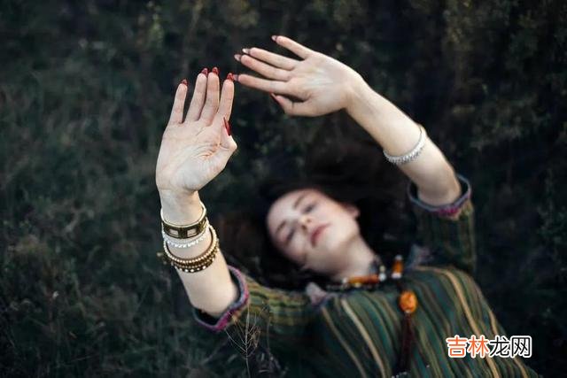 1.|深情人和人之间的遇见，就是一场宿命的轮回和因果的循环