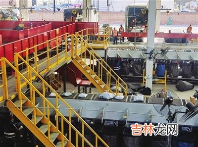 本文转自：太原晚报山西顺丰分拨中心加紧处理“年货包裹”。|“年货包裹”饱含关心爱心孝心