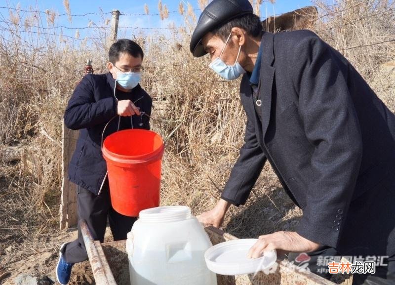 本文转自：天山网记者 甘兴华俄孜汗·阿拜尔汗家住吉木乃县喀尔交镇木合太牧区。|石榴花开别样红丨俄孜汗：我的巴郎胡文龙亚克西