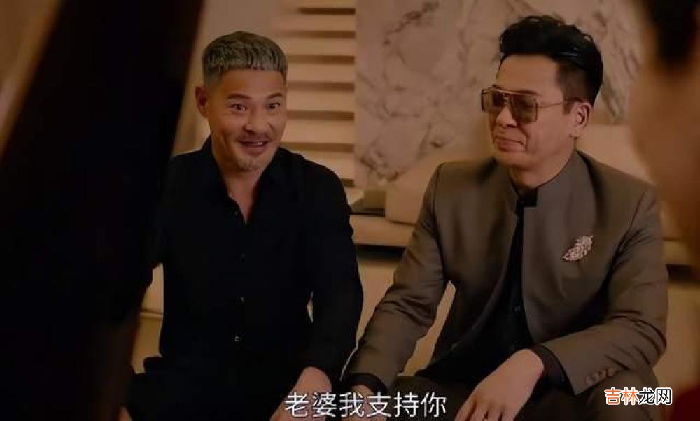 何炅晚会失控落泪受热议,真相浮出水面?曝原因是父亲离去