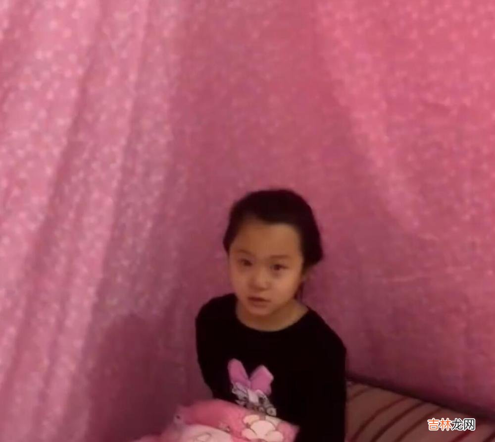 单亲爸爸下班回家，意外发现女儿躲被窝里偷看妈妈照片：我想她了