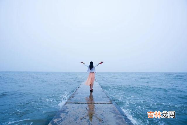 当两个人在一起时间越久 夫妻睡觉时，用这几种“身体语言”抱着你的男人，往往更爱你