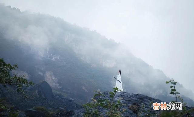 女人在生活中 女人，不要做一个太浅的女人，不要情绪太外露，最好是有点深度