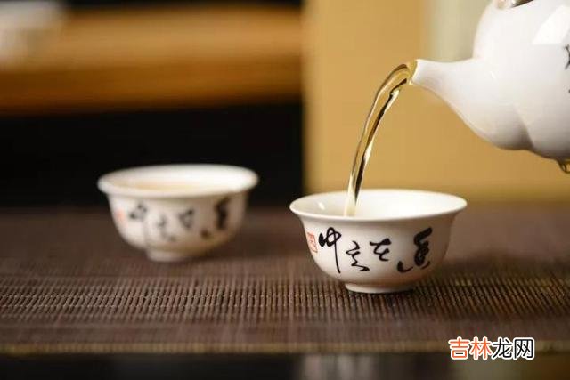 好像在大家的常识当中 女人对男人真正的爱，不是去刻意的讨好，卑微的委曲求全