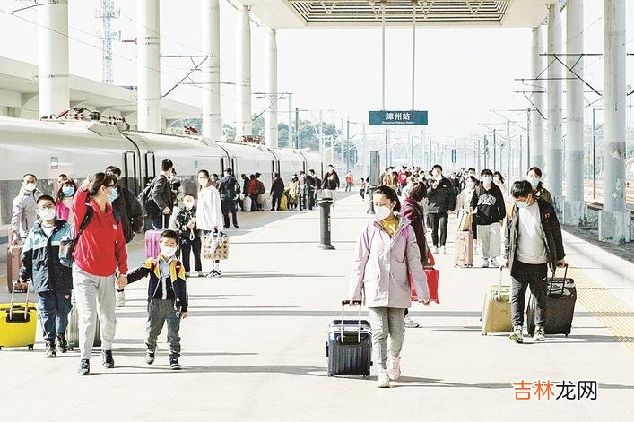 本文转自：闽南日报2023年春运正式启动漳州站预计发送旅客45万人次▲1月7日 漳州站预计发送旅客45万人次