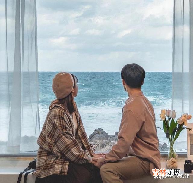 -01-生活中 男人若对你动了真情，他会对你有这个迹象