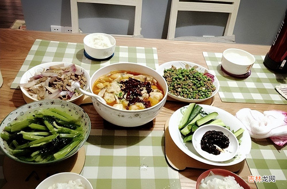 女生回男友家过元旦，天天都吃面条和冷菜，最终决定分手，分得好