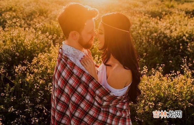张爱玲在《红玫瑰与白玫瑰》中说过：男人的心中都有女人 男人和自己真爱的女人分开了，他往往会变成这个样子