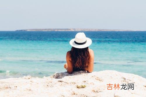 在很多影视剧中都会有这样的情节：平平无奇的女主在一些机缘巧合之下认识了帅气多金的男主 普通家庭的女孩，我真的不建议你跟有钱人恋爱或者结婚，原因很简单