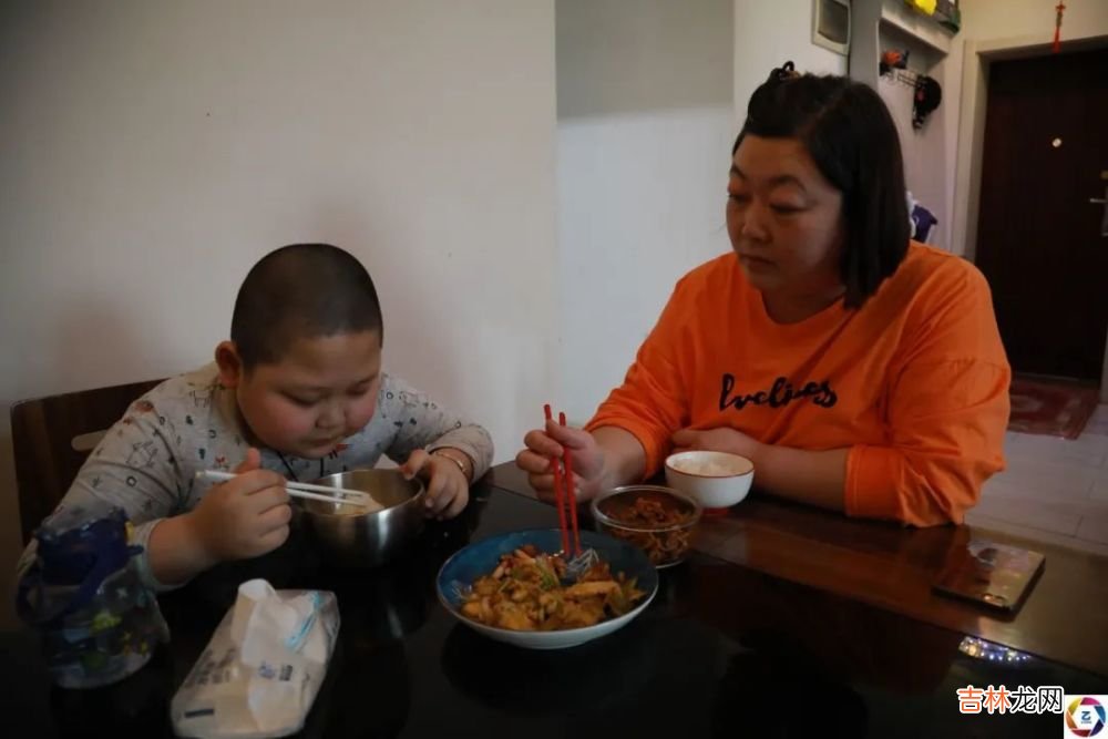 女子再婚生娃，以为找到幸福，在负债和孩子患病后被丈夫两次抛弃