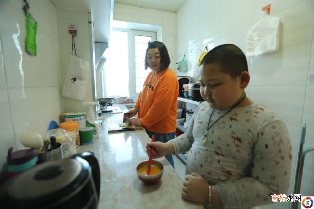 女子再婚生娃，以为找到幸福，在负债和孩子患病后被丈夫两次抛弃