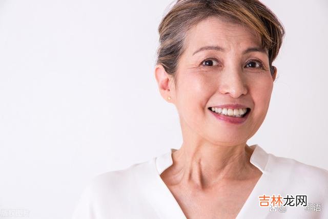 每个人走进婚姻 女人过了50岁，能一个人过千万别找伴，男人年纪越大越自私