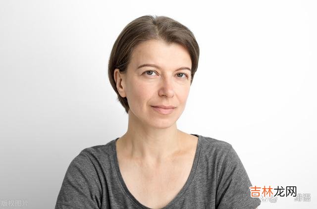 每个人走进婚姻 女人过了50岁，能一个人过千万别找伴，男人年纪越大越自私
