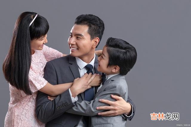 一个父母离婚的男孩因为母亲把门锁了没法回家 我结了两次婚，也离了两次婚，现在准备第三次婚