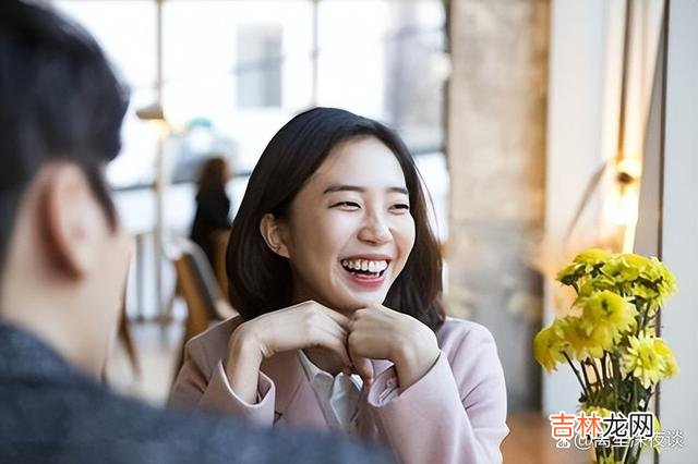 “在干嘛?出来玩不?”一个男生发信息给自己喜欢的女生。|心动不如行动,实践才是检验真理的唯一标准