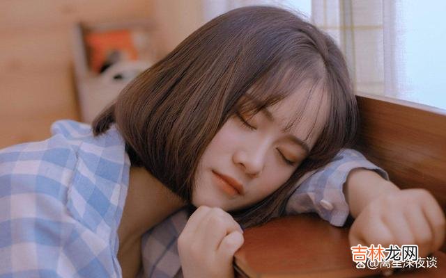 “在干嘛？出来玩不？”一个男生发信息给自己喜欢的女生。|心动不如行动，实践才是检验真理的唯一标准