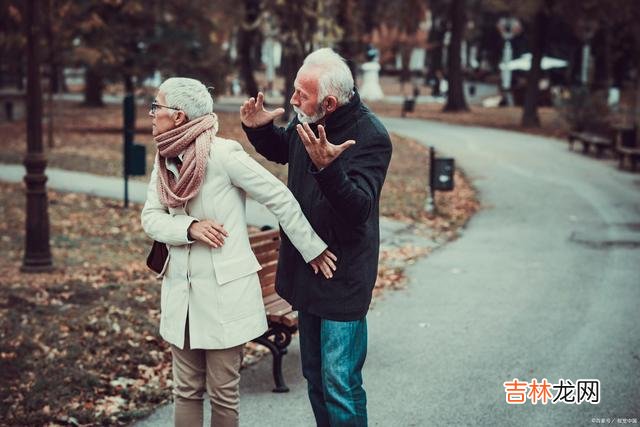 男人出轨是不分年龄的 面对老男人出轨的情况，原配们基本上都不会选择离婚