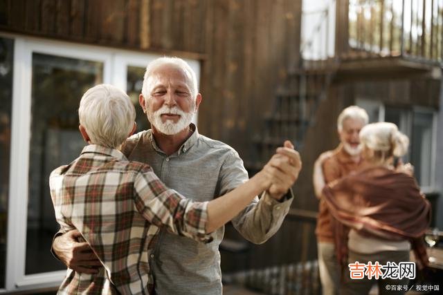 男人出轨是不分年龄的 面对老男人出轨的情况，原配们基本上都不会选择离婚