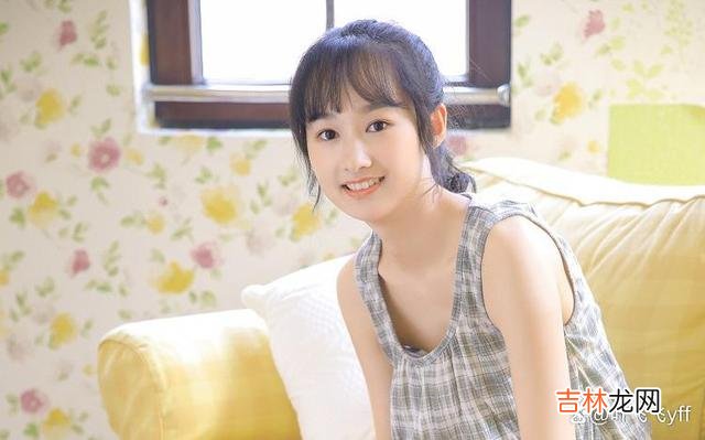 女人喜欢一个人 女人在你面前，有这些“小动作”，就是喜欢上你了