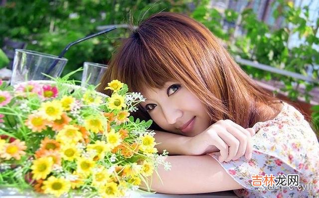 女人喜欢一个人 女人在你面前，有这些“小动作”，就是喜欢上你了