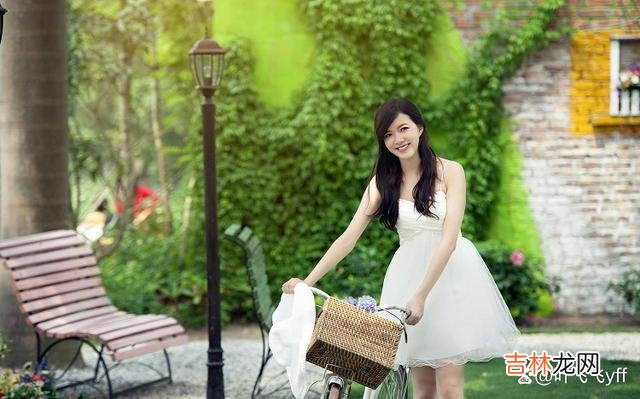 女人喜欢一个人 女人在你面前，有这些“小动作”，就是喜欢上你了
