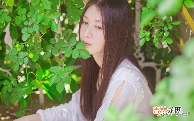 亦舒在《喜宝》里写：“做女人要做得像一幅画 让男人爱到无法抗拒的女人，多半有这三个“特质”