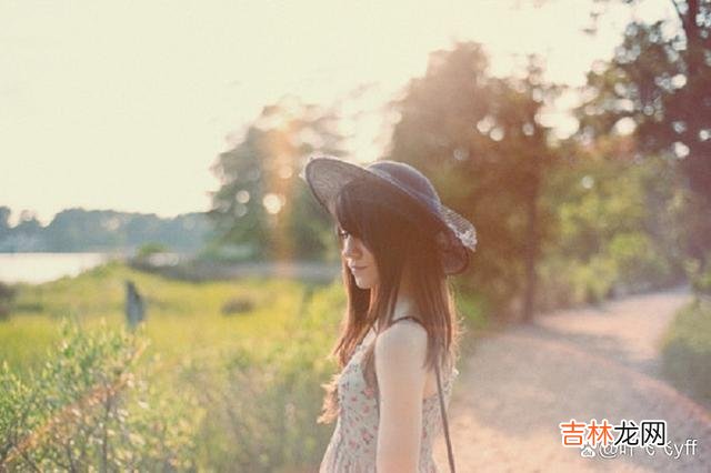 暗恋中的女人 一个女人暗恋你,往往会有这三种“身体语言”