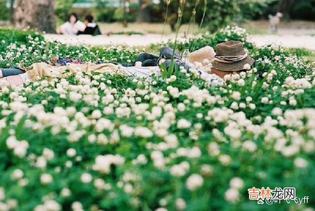 暗恋中的女人 一个女人暗恋你,往往会有这三种“身体语言”