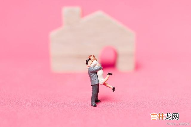很多男人出轨之后 出轨男人一边喊着对小三是真爱不愿意断，一边有不肯和原配离婚